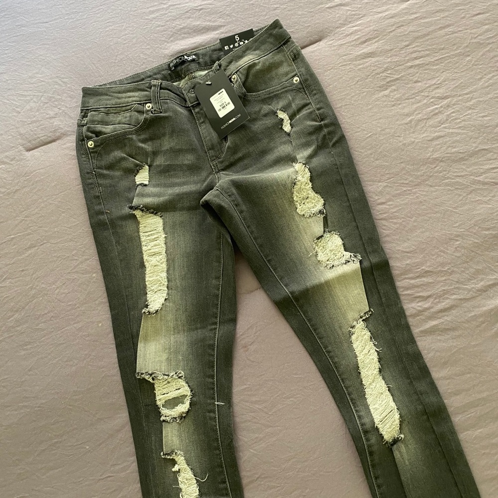 NEW FASHION NOVA Distressed Jeans